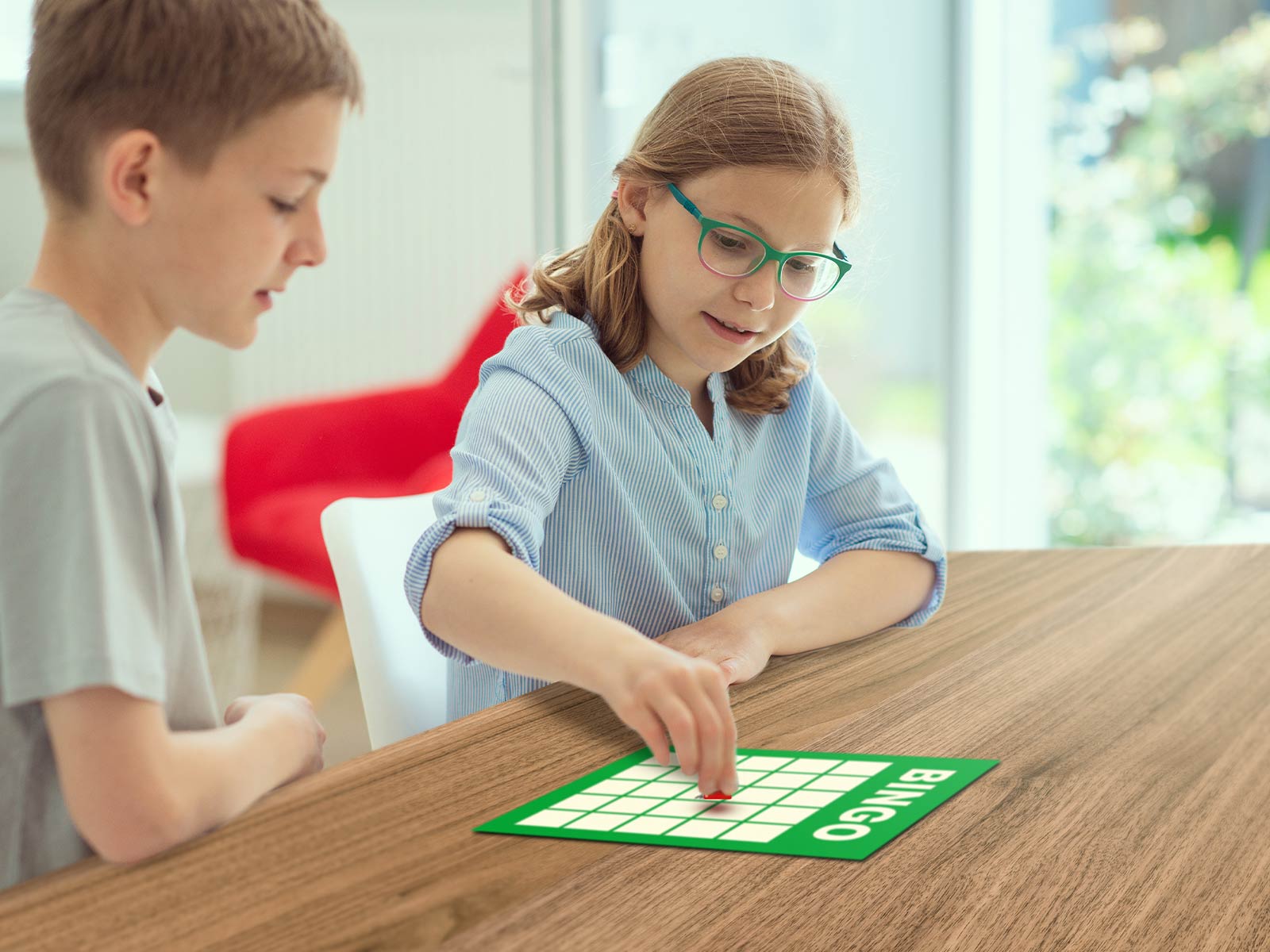 Kids making bingo sheet